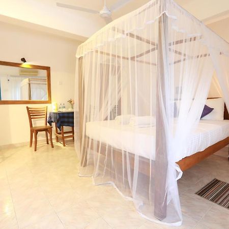 Dock Holiday Guest House Unawatuna Exteriör bild