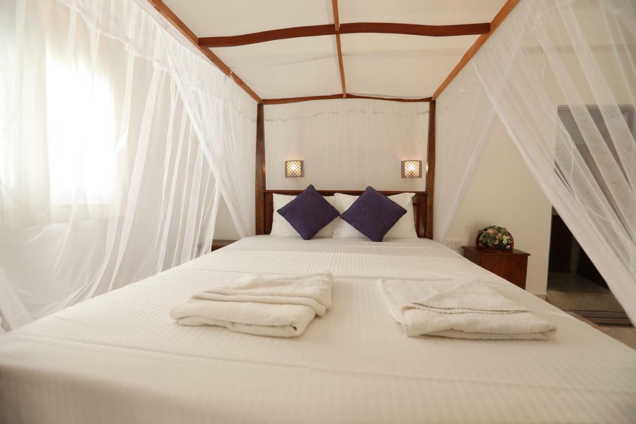 Dock Holiday Guest House Unawatuna Exteriör bild