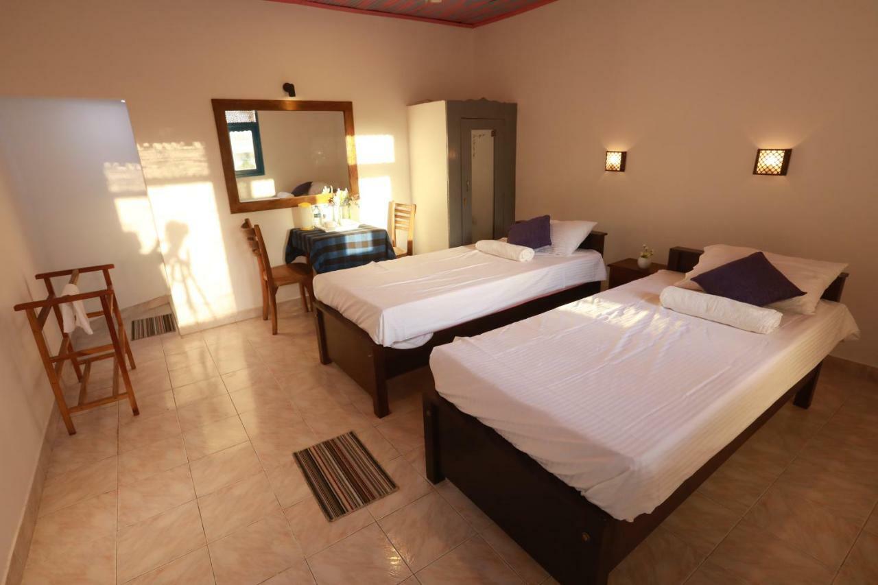 Dock Holiday Guest House Unawatuna Exteriör bild